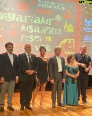 Parla Şenol Instagram - @diyarbakirkff Onur ödülümü Kültür ve Turizm Bakan Yardımcısı Sayın @ahmetmisbah 'dan aldım. Söyleşiyi Filmsan Vakfı Müdürü canım @kivancterzioglu ile yaptık. Festivale davet eden canım oyuncu arkadaşım @ipektuzcuoglu ve organizasyon başkanı @serhat.gonen ile tüm ekibine çok teşekkür ediyorum.