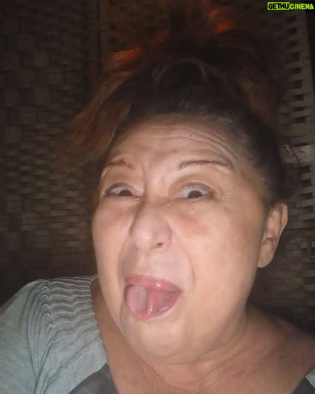 Parla Şenol - 39.2K Likes - Bugün beynimin hard diski mavi ekrana bağladı.
Noronlarimin da çoğu birbirine küsmüş, bağlanmayı reddediyor; sonuçta bu haldeyim 🟡