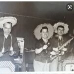 Parla Şenol Instagram - Bu fotoğraf 50 ler sonu falan olmalı. Turkiyenin ilk batı müziği ve caz orkestralarindan, babam Armağan Şenol ve solisti olduğu, kendi adıyla anılan orkestrası. Şu neşeye, tatlılığa bakar mısınız? İşte benim babam! Soldan ikinci.