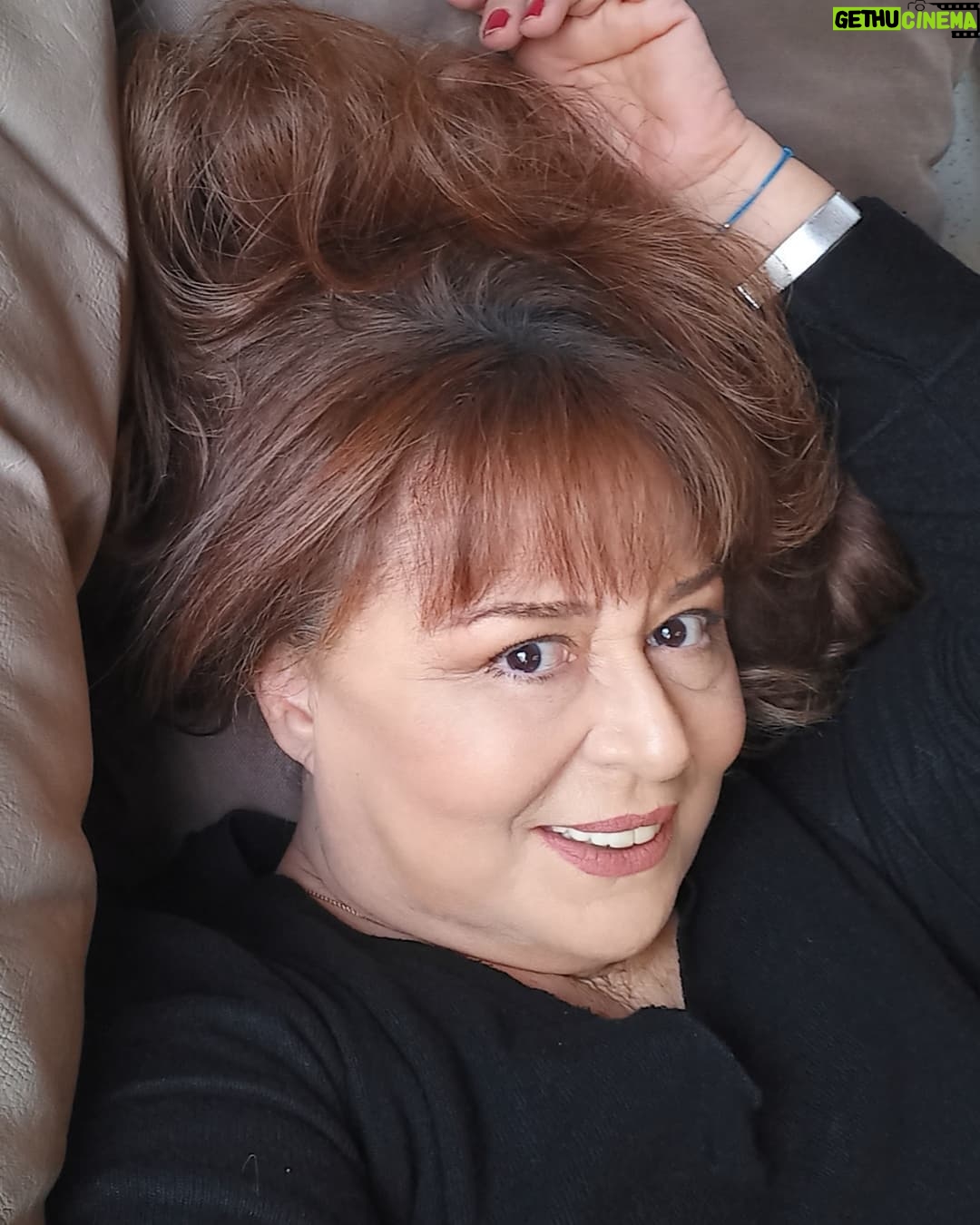 Parla Şenol Instagram - Pek severim uzanmayı sere serpe 😉 Hele hele boşluk bulmuşsam sette 😊🎭