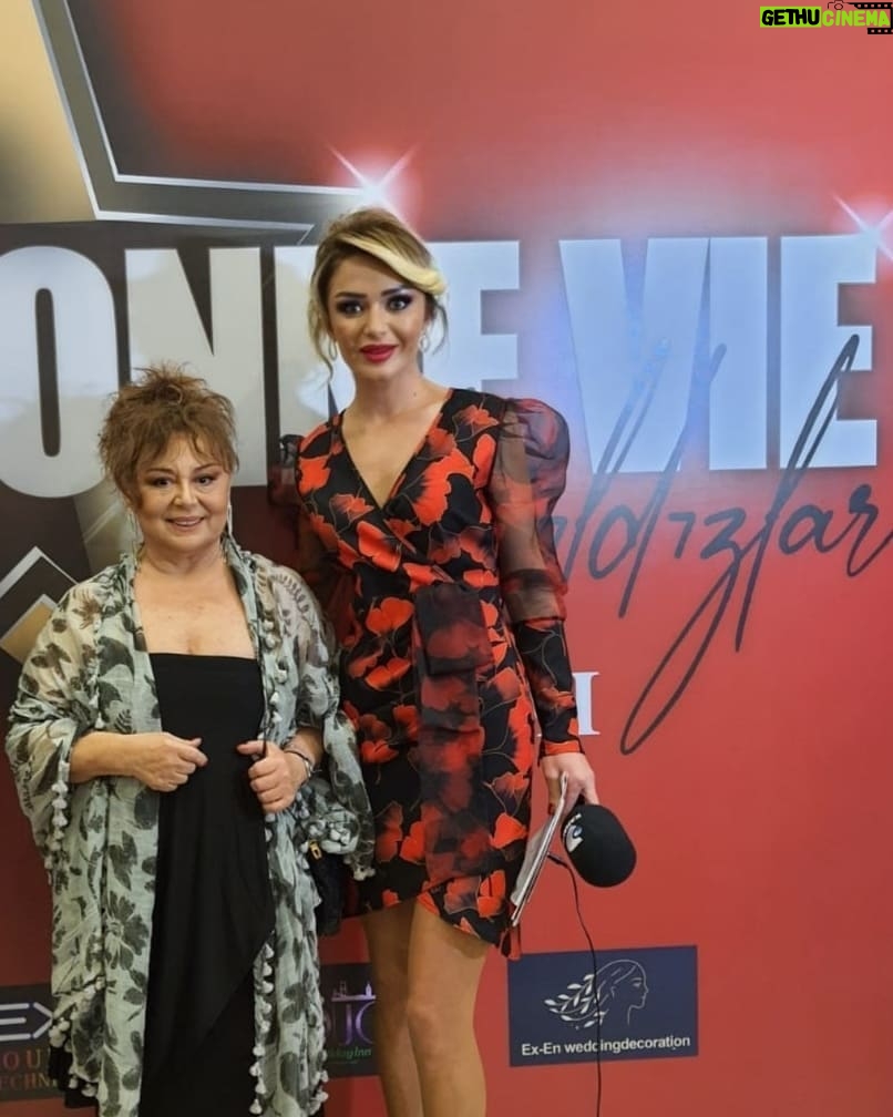 Parla Şenol Instagram - @yelizakayofficial @bonne_vie_dergisi ödül töreninden. Ayni şeyleri üst üste koymak hoş değil belki ama, foto çok güzel, dayanamadim 🤭