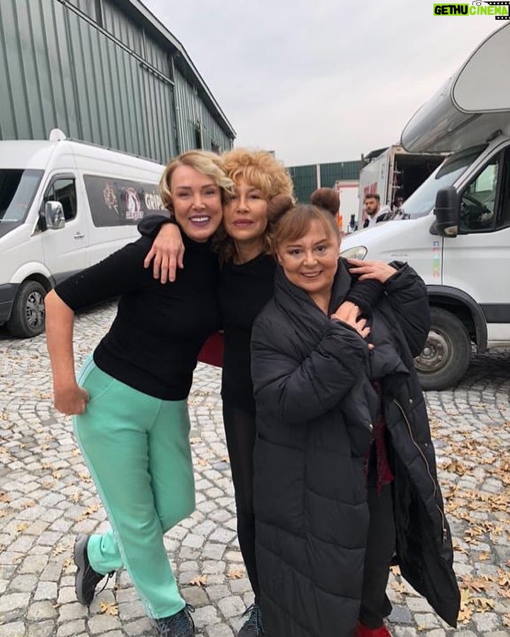 Parla Şenol Instagram - @ruhsargultekin ve @muge_akyamac ile #burçlarfilmi seti