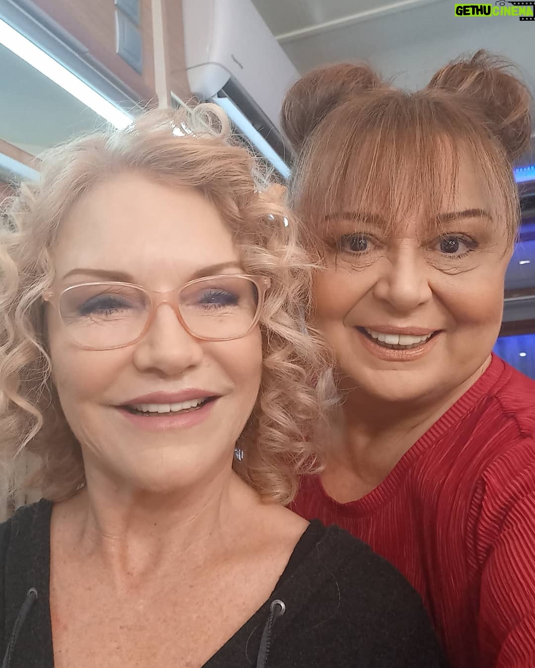 Parla Şenol Instagram - Ana babalarımızı sorgulatacak ölçüde benzer düşünce ve prensiplerinin var @sunayildizoglu2 denen bu güzel kadınla.
