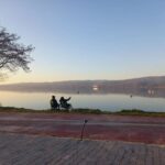 Parla Şenol Instagram – Ayıptır söylemesi, dün biraz gezdik de… Pek dingin, büyülü bir hali vardı Sapanca’nin. Iyi geldi yorgun ruhuma, dostlarla. İskele restoranda çok güzel ağırladık Sapanca İskele Restaurant