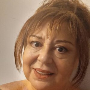 Parla Şenol Instagram - Keçilerim özgürdür benim.
Onları bağlamam, bazen de kaçarlar evet!
Toplum içindeki eylemlerim "namusa, şerefe, sağlığa zarar vermedikçe de, kendimi hesap vermek zorunda hissetmem.
Tevazum kendimi tüm çevre ile birlikte sevmemden ve  ozguvenimdendir.
Kendim için normali/sıradanlığı seçmem. 
Yorumlara genelde hiç değilse bir "like" atarak cevap vermeye çalışırım.
Araştırmadan veya karşındakinin durumunu dikkate almadan yapılan yorumları sevmem ama anlayış gösterip gülüp geçmeye çalışırım.
DM bakmam.
Ozel cevap vermem.
Sanatçıyım diye yaşamımın gerçek yanlarını göz ardı etmem;
aksine, fanların bunları da görmesini isterim.
Oyuncunun kendi hayatının başka, oynadığı karakterin başka olduğunu anlamasını umarım böylece.
Ben buyum.
Benimle olanları sevgiyle kucaklıyorum. 😘❣🌺🥳