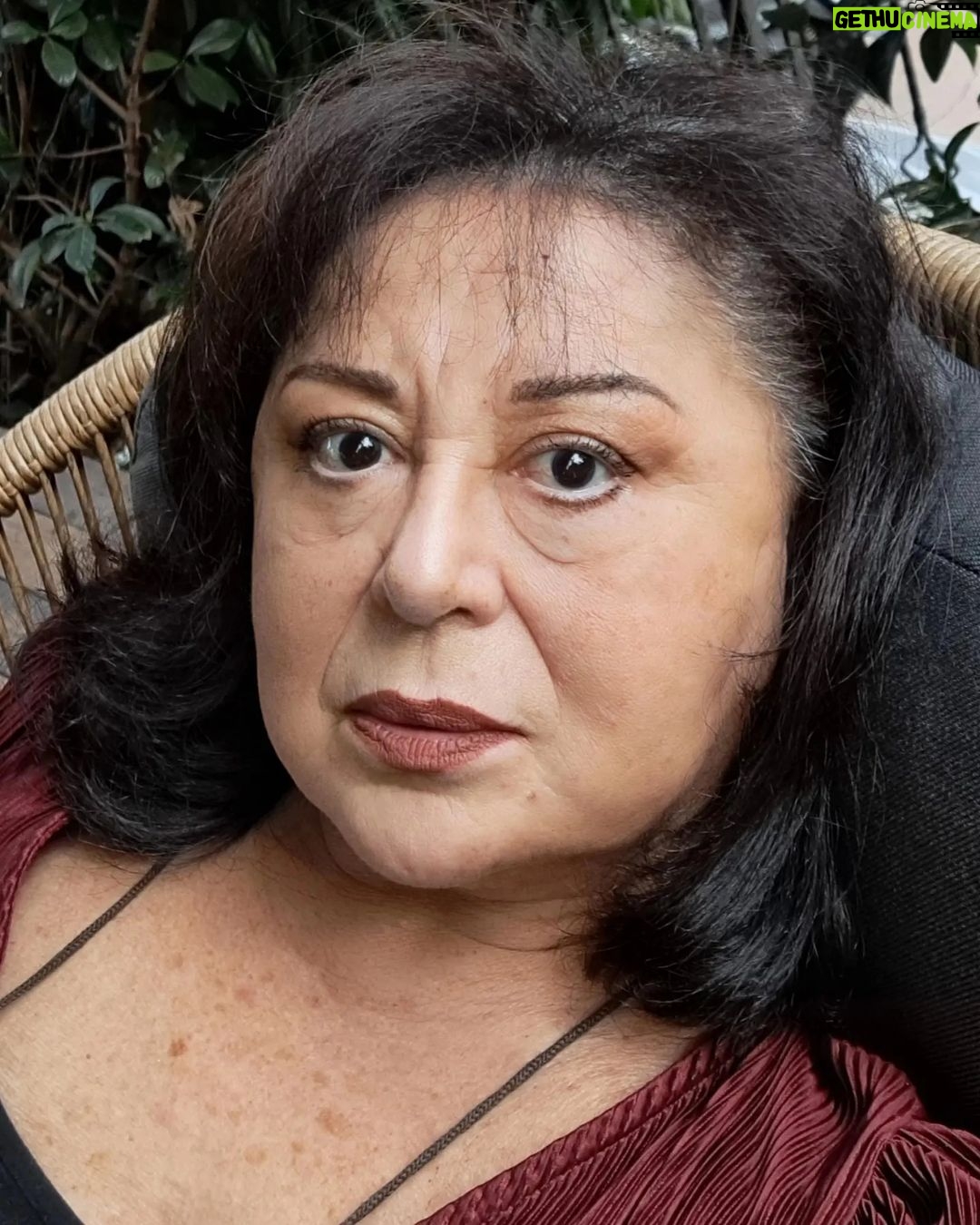 Parla Şenol Instagram - Senelerce gülen fotograflarimla barışık yaşadım. Simdi düz fotograflarimla da barışma zamanı.
