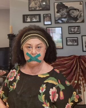Parla Şenol Instagram - BİZ KONUŞANLAR,
BUGÜN SUSUYORUZ
@oyuncusendika 
Mesleğimize ilgili endişeler ve sesimizin hakkını alabilmek adına, 1 günlük sembolik boykot. 2 Ekim 2023