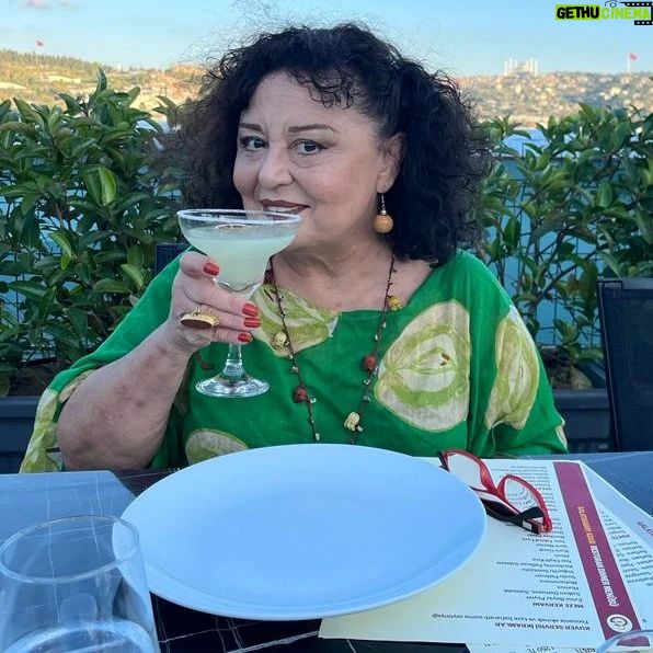 Parla Şenol Instagram - Uzun zaman sonra dün gece nihayet gezdim 😀 Galatasaray Adası