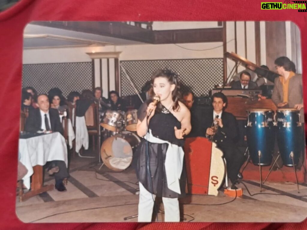Parla Şenol Instagram - Babam Armağan Şenol'un orkestrası önünde ben. 40 sene falan önce. Tumbada erkek kardeşim @ardasenol2