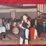Parla Şenol Instagram - Babam Armağan Şenol'un orkestrası önünde ben. 40 sene falan önce. Tumbada erkek kardeşim @ardasenol2