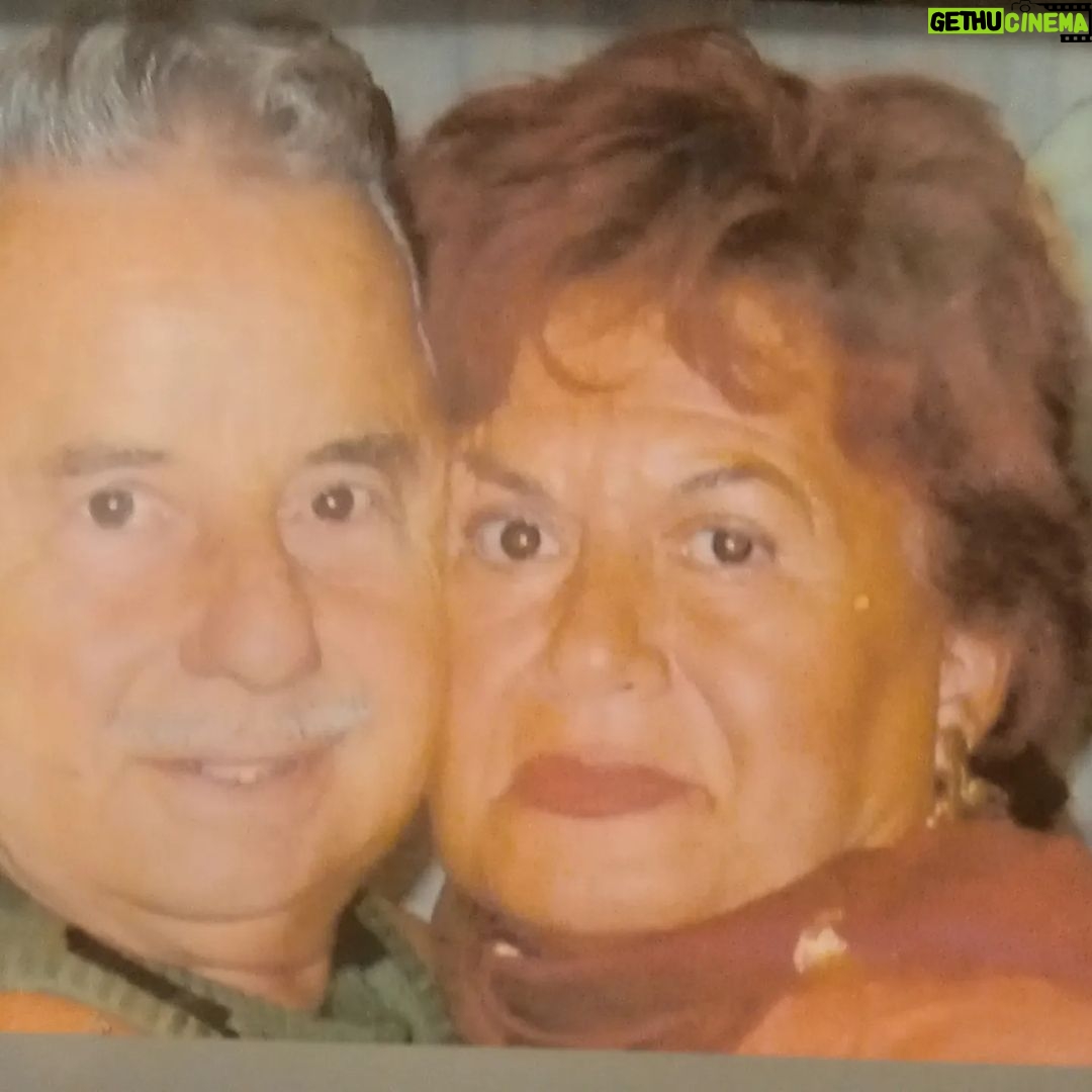 Parla Şenol Instagram - Güzeller güzeli annem, bana verdiğin genler ve hayatıma kattıkların için sana müteşekkirim. ♥️♥️♥️ Yanında da Canım babam (hayatta) ♥️♥️