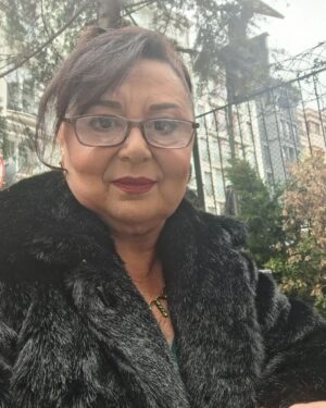Parla Şenol Instagram - Gözlüklü fotoğraflarımı çok sevmeye başladım, gözaltı torbalarımı gizliyor 😁😁😁