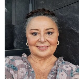 Parla Şenol Instagram - Tembellik sonucu oluşan "saçlarımın beyazlarını özgür bırakırsam ne olur?" denemesi... 🙈😄