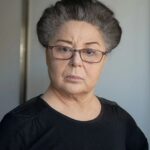 Parla Şenol Instagram - Hazır evde, hasta ve saçlarımın dibi gelmişken yaşlı tiplemesi denedim; nasıl olmuş? 'Zaten yaslisin" diyenlere not: ben 66 yaşındayım ve bunu da hiç gizlemedim. Gözlerim görüyor ve evimde ayna var. Normal halimde dinamik, neşeli ve bakımlı olduğum için yaşlı bir kadın gibi durmam, çünkü yaşlılık göstergesi sadece çizgiler, torbalar, sarkiklar gibi fiziki ozellellikler değil, çoğunlukla beden dili ve yüzdeki ifadedir. Bir oyuncu yaşından 10-20 yas küçük tiplere girerek roller oynar. O doğrultuda norma giyim kuşam ve tavrıyla gosterdigimden daha yaşlı bir kadın tipi yaptim. 66 yaşınıza geldiğinizde de beni hatırlarsınız umarım gençler.