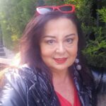 Parla Şenol Instagram – İlkokul arkadaşları ile buluşmaya süslenerek gidilir. Maksat hala genç (!) ve güzel olduğunu ispatlamaktir 😁
Zaten yeni yaş dilimlerine göre de orta yasa henüz gecmisimdir 😂