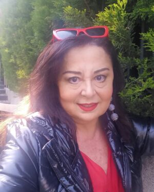 Parla Şenol Instagram - İlkokul arkadaşları ile buluşmaya süslenerek gidilir. Maksat hala genç (!) ve güzel olduğunu ispatlamaktir 😁
Zaten yeni yaş dilimlerine göre de orta yasa henüz gecmisimdir 😂