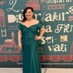 Parla Şenol Instagram – @diyarbakirkff Onur ödülümü Kültür ve Turizm Bakan Yardımcısı Sayın @ahmetmisbah ‘dan aldım.
Söyleşiyi Filmsan Vakfı Müdürü canım @kivancterzioglu ile yaptık.
Festivale davet eden canım oyuncu arkadaşım @ipektuzcuoglu ve organizasyon başkanı @serhat.gonen ile tüm ekibine çok teşekkür ediyorum.