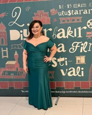 Parla Şenol Instagram - @diyarbakirkff Onur ödülümü Kültür ve Turizm Bakan Yardımcısı Sayın @ahmetmisbah 'dan aldım.
Söyleşiyi Filmsan Vakfı Müdürü canım @kivancterzioglu ile yaptık. 
Festivale davet eden canım oyuncu arkadaşım @ipektuzcuoglu ve organizasyon başkanı @serhat.gonen ile tüm ekibine çok teşekkür ediyorum.
