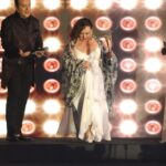 Parla Şenol Instagram – Altın Taç “Yaşam Boyu Sinema Onur Ödülü” sonrası onur yürüyüşü… Törenin organizasyonunu yapan ve sunan @gizemkiriscii ve @gokaykalaycioglu na güzel sunumları için çok teşekkür ediyorum. @portaxeshine a bu töreni lezzetli yemekler ve harikulade manzarası ile ağırladığı için, @zeynepataer e beyaz tuvaletim için, @ebruertenld e, film kostumunu hediye ettigi icin teşekkür ediyorum.