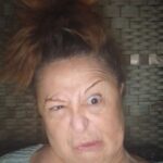 Parla Şenol Instagram – Bugün beynimin hard diski mavi ekrana bağladı.
Noronlarimin da çoğu birbirine küsmüş, bağlanmayı reddediyor; sonuçta bu haldeyim 🟡