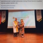 Parla Şenol Instagram - @cankaya_universitesi 25. Yıl Belgeseli lansmanında, seslendirmem dolayısı ile onur konuğu olarak plaketimi Sayın Rektör Can Çoğun'dan aldım. Başta Sayın Sıtkı Alp ve ailesi olmak üzere tüm camiaya teşekkür ediyorum