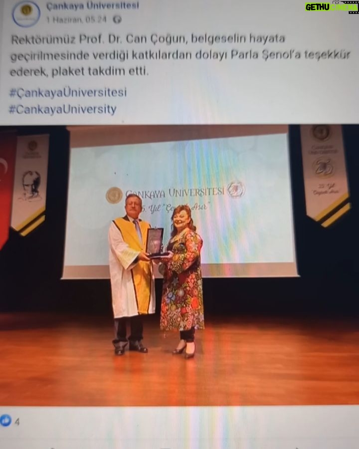 Parla Şenol Instagram - @cankaya_universitesi 25. Yıl Belgeseli lansmanında, seslendirmem dolayısı ile onur konuğu olarak plaketimi Sayın Rektör Can Çoğun'dan aldım. Başta Sayın Sıtkı Alp ve ailesi olmak üzere tüm camiaya teşekkür ediyorum