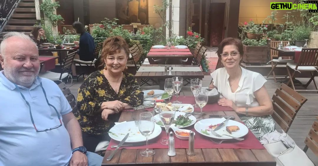 Parla Şenol Instagram - Canım dostlarımla. @mutgan @drsemamutgan