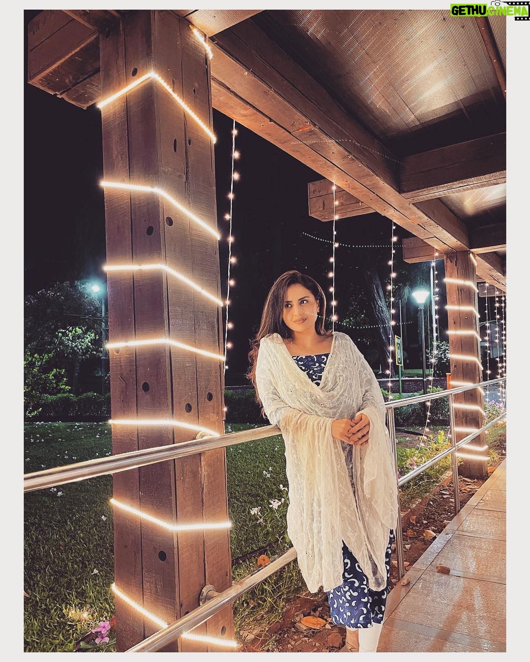 Parvati Sehgal Instagram - 𝙎𝙢𝙞𝙡𝙚, 𝙖𝙣 𝙚𝙫𝙚𝙧𝙡𝙖𝙨𝙩𝙞𝙣𝙜 𝙨𝙢𝙞𝙡𝙚 𝘼 𝙨𝙢𝙞𝙡𝙚 𝙘𝙖𝙣 𝙗𝙧𝙞𝙣𝙜 𝙮𝙤𝙪 𝙣𝙚𝙖𝙧 𝙩𝙤 𝙢𝙚….