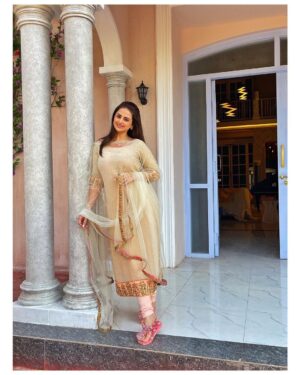 Parvati Sehgal Instagram - ☀️ 𝗦𝗹𝗮𝘆 𝘄𝗵𝗶𝗹𝗲 𝘁𝗵𝗲 𝘀𝘂𝗻𝘀𝗵𝗶𝗻𝗲𝘀 ☀️