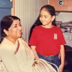 Parvati Sehgal Instagram - 𝐒𝐇𝐄 𝐖𝐀𝐒 𝐁𝐎𝐑𝐍 𝐖𝐈𝐓𝐇 𝐌𝐄𝐋𝐎𝐃𝐘; 𝐍𝐎𝐓 𝐀 𝐒𝐈𝐋𝐕𝐄𝐑 𝐒𝐏𝐎𝐎𝐍. Everyone who is born, will sooner or later die. Right ? Well, not really. Let us think it over afresh with a different perspective. What is a singer, if not a voice ! Singers are known, respected and loved for their voice and I think singers never die. Even an elementary study of physics tells us that voice is energy that never perishes. Our generation, as also the generation gone by, has lived with this voice. The genext too is blessed with the melodies rendered by Lata Ji. Listening to her innumerable songs, I had a perceived image of hers in my mind. And when I had the privilege to personally meet her sometime in the year 1997, I found her true to that image: polite, courteous,affectionate, and affable with an overpowering aura of divinity. Our prayers failed us. Lata Ji has travelled to the world beyond. I will not say: rest in peace. I think she was always at peace with herself, and the world of music she lived in. She is immortal. P.S: I look mesmerized 😍 Sometimes, dreams do come true :)