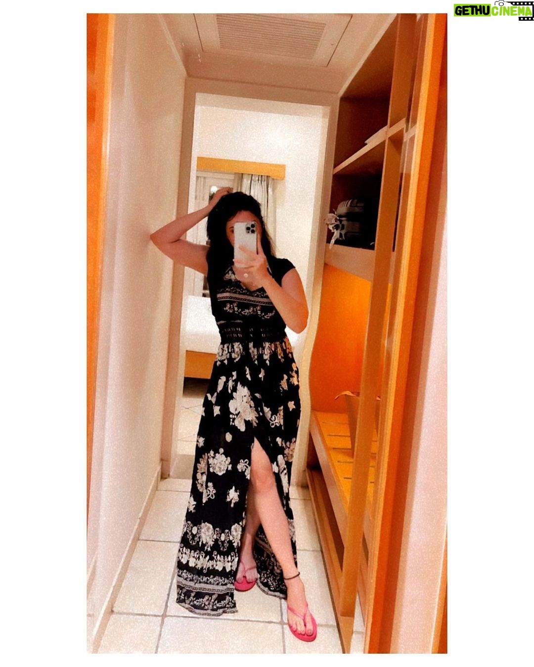 Parvati Sehgal Instagram - 𝙊𝙗𝙟𝙚𝙘𝙩𝙨 𝙞𝙣 𝙩𝙝𝙚 𝙢𝙞𝙧𝙧𝙤𝙧 𝙖𝙧𝙚 𝙘𝙪𝙩𝙚𝙧 𝙩𝙝𝙖𝙣 𝙩𝙝𝙚𝙮 𝙖𝙥𝙥𝙚𝙖𝙧 Goa