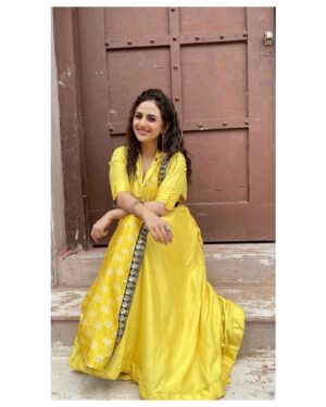 Parvati Sehgal Instagram - 𝘾𝙪𝙧𝙡 𝙃𝙤 𝙉𝙖 𝙃𝙤 
.
.
.
.
.
.
.
.
Kindly avoid the footwear🙈😂😂pic taken jaldi jaldi.

#curlyhair #curls #actor #outfitoftheday #ootd #yellow