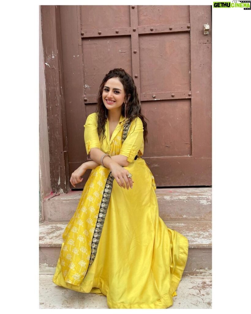 Parvati Sehgal Instagram - 𝘾𝙪𝙧𝙡 𝙃𝙤 𝙉𝙖 𝙃𝙤 . . . . . . . . Kindly avoid the footwear🙈😂😂pic taken jaldi jaldi. #curlyhair #curls #actor #outfitoftheday #ootd #yellow