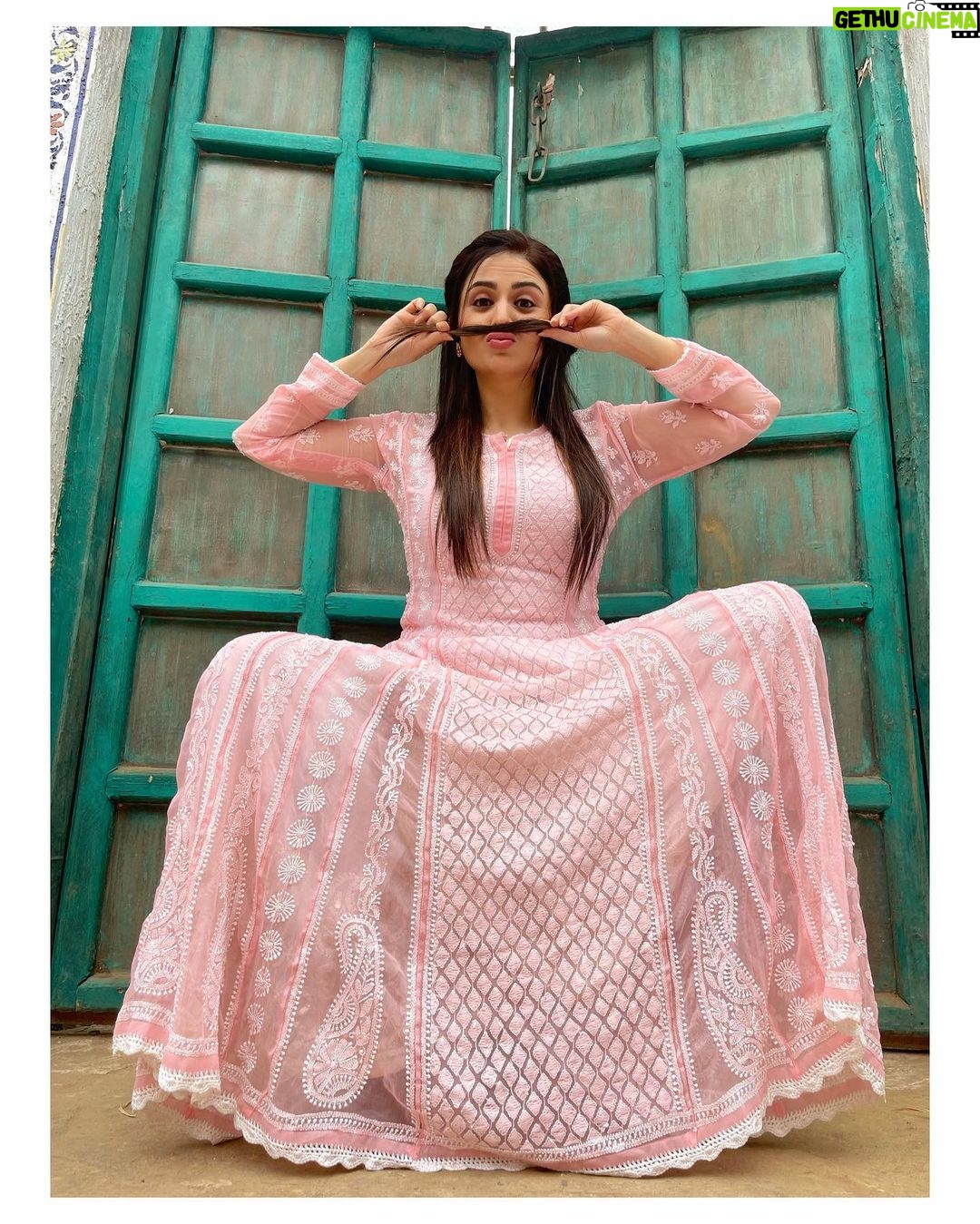 Parvati Sehgal - 3.6K Likes - 𝙒𝙝𝙚𝙣 𝙪 𝙘𝙤𝙢𝙥𝙤𝙨𝙚 𝙮𝙤𝙪𝙧𝙨𝙚𝙡𝙛 𝙖𝙩 𝙬𝙤𝙧𝙠 𝙗𝙚𝙘𝙖𝙪𝙨𝙚 𝙫𝙞𝙤𝙡𝙚𝙣𝙘𝙚 𝙞𝙨 𝙛𝙧𝙤𝙬𝙣𝙚𝙙 𝙪𝙥𝙤𝙣 🪷
𝘼𝙣𝙙 𝙩𝙝𝙚𝙣 𝙩𝙝𝙚, “𝙡𝙤𝙤𝙠 𝙄’𝙢 𝙨𝙤 𝙘𝙪𝙩𝙚 𝙨𝙚𝙨𝙝𝙝.”🤓🤓🤓