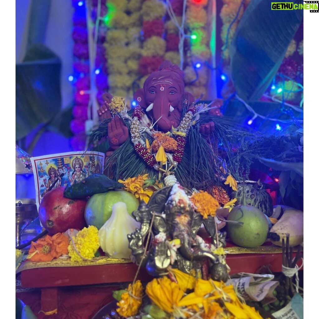 Parvati Sehgal Instagram - जय देव जय देव, जय मंगल मूर्ति दर्शनमात्रे मनःकामना पूर्ति जय देव जय देव 🙏🏻 गणपति बप्पा मोर्या! Why is Ganesh Chaturthi celebrated? Ganesh Chaturthi or Vinayaka Chaturthi is a 10-day festival that celebrates the birth of Lord Ganesha, the god of wisdom and prosperity. This year, celebrations for Ganesh Chaturthi begins on August 31 and end on September 9 when the Ganesh Visarjan will take place. . . . . . . @neelamguptaloonker @harshvasishth @ritu_vasishtha @vivek.jain.1213