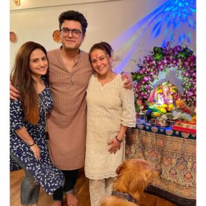 Parvati Sehgal Instagram - जय देव जय देव, जय मंगल मूर्ति 
दर्शनमात्रे मनःकामना पूर्ति 
जय देव जय देव 🙏🏻

गणपति बप्पा मोर्या!

Why is Ganesh Chaturthi celebrated?

Ganesh Chaturthi or Vinayaka Chaturthi is a 10-day festival that celebrates the birth of Lord Ganesha, the god of wisdom and prosperity. This year, celebrations for Ganesh Chaturthi begins on August 31 and end on September 9 when the Ganesh Visarjan will take place.

.
.
.
.
.
.
@neelamguptaloonker 
@harshvasishth 
@ritu_vasishtha 
@vivek.jain.1213