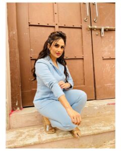 Parvati Sehgal Instagram - 💙𝑹𝒆𝒅𝒆𝒇𝒊𝒏𝒊𝒏𝒈 𝑩𝑳𝑼𝑬 𝒂𝒔 𝒂 𝒉𝒂𝒑𝒑𝒚 𝒄𝒐𝒍𝒐𝒖𝒓 💙 𝑴𝒐𝒏𝒔😃😃𝒏 𝑽𝒊𝒃𝒆𝒔🌧 Film City