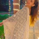 Parvati Sehgal Instagram – 𝙎𝙢𝙞𝙡𝙚, 𝙖𝙣 𝙚𝙫𝙚𝙧𝙡𝙖𝙨𝙩𝙞𝙣𝙜 𝙨𝙢𝙞𝙡𝙚
𝘼 𝙨𝙢𝙞𝙡𝙚 𝙘𝙖𝙣 𝙗𝙧𝙞𝙣𝙜 𝙮𝙤𝙪 𝙣𝙚𝙖𝙧 𝙩𝙤 𝙢𝙚….