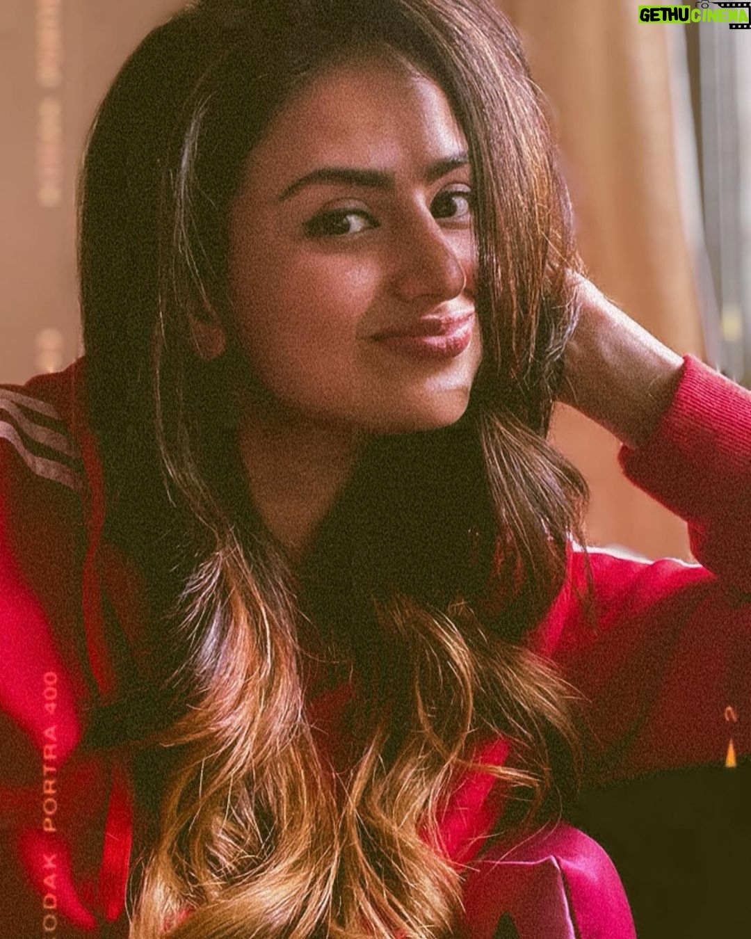 Parvati Sehgal - 3.3K Likes - 𝙇𝙤𝙫𝙚 𝙞𝙨 𝙞𝙣 𝙩𝙝𝙚 𝙖𝙞𝙧
𝙈𝙖𝙨𝙠 𝙪𝙥!!