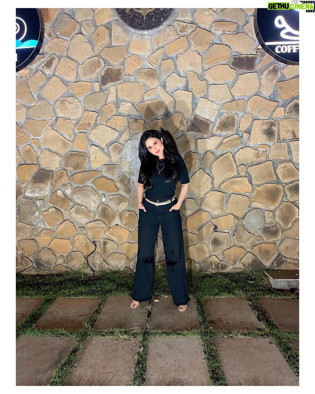 Parvati Sehgal Instagram - I'm proud of being a fauji(armed forces) kid 😃 My father is a retired officer from the Indian Airforce and ive had a dope childhood. Enjoying the mess food,visiting canteens,living in cantt areas,postings to different cities, binge eating in the clubs. Now living a civilian life, I still get to enjoy these perks 😎 and I'm glad to have lived a fauji and a civil life ✨ US Club