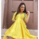 Parvati Sehgal Instagram – 𝘾𝙪𝙧𝙡 𝙃𝙤 𝙉𝙖 𝙃𝙤 
.
.
.
.
.
.
.
.
Kindly avoid the footwear🙈😂😂pic taken jaldi jaldi.

#curlyhair #curls #actor #outfitoftheday #ootd #yellow