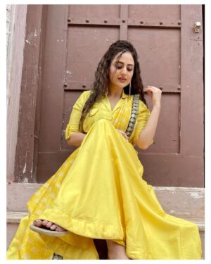 Parvati Sehgal Instagram - 𝘾𝙪𝙧𝙡 𝙃𝙤 𝙉𝙖 𝙃𝙤 
.
.
.
.
.
.
.
.
Kindly avoid the footwear🙈😂😂pic taken jaldi jaldi.

#curlyhair #curls #actor #outfitoftheday #ootd #yellow