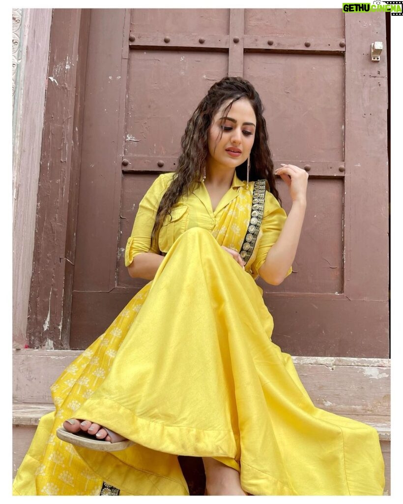Parvati Sehgal Instagram - 𝘾𝙪𝙧𝙡 𝙃𝙤 𝙉𝙖 𝙃𝙤 . . . . . . . . Kindly avoid the footwear🙈😂😂pic taken jaldi jaldi. #curlyhair #curls #actor #outfitoftheday #ootd #yellow