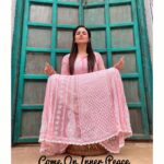 Parvati Sehgal Instagram - 𝙒𝙝𝙚𝙣 𝙪 𝙘𝙤𝙢𝙥𝙤𝙨𝙚 𝙮𝙤𝙪𝙧𝙨𝙚𝙡𝙛 𝙖𝙩 𝙬𝙤𝙧𝙠 𝙗𝙚𝙘𝙖𝙪𝙨𝙚 𝙫𝙞𝙤𝙡𝙚𝙣𝙘𝙚 𝙞𝙨 𝙛𝙧𝙤𝙬𝙣𝙚𝙙 𝙪𝙥𝙤𝙣 🪷 𝘼𝙣𝙙 𝙩𝙝𝙚𝙣 𝙩𝙝𝙚, “𝙡𝙤𝙤𝙠 𝙄’𝙢 𝙨𝙤 𝙘𝙪𝙩𝙚 𝙨𝙚𝙨𝙝𝙝.”🤓🤓🤓