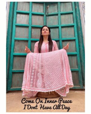 Parvati Sehgal Instagram - 𝙒𝙝𝙚𝙣 𝙪 𝙘𝙤𝙢𝙥𝙤𝙨𝙚 𝙮𝙤𝙪𝙧𝙨𝙚𝙡𝙛 𝙖𝙩 𝙬𝙤𝙧𝙠 𝙗𝙚𝙘𝙖𝙪𝙨𝙚 𝙫𝙞𝙤𝙡𝙚𝙣𝙘𝙚 𝙞𝙨 𝙛𝙧𝙤𝙬𝙣𝙚𝙙 𝙪𝙥𝙤𝙣 🪷

𝘼𝙣𝙙 𝙩𝙝𝙚𝙣 𝙩𝙝𝙚, “𝙡𝙤𝙤𝙠 𝙄’𝙢 𝙨𝙤 𝙘𝙪𝙩𝙚 𝙨𝙚𝙨𝙝𝙝.”🤓🤓🤓