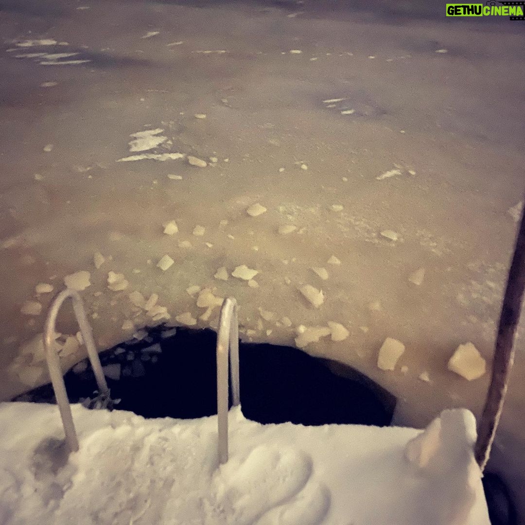 Pat Duffy Instagram - Indoor death box scratcher #kennelidiy all I could do after coming up short on park jumps snowboarding last few days so yeah 🤷🏻♀️ knees 😂😂 and nice lil relaxing nighttime finish swim!!!