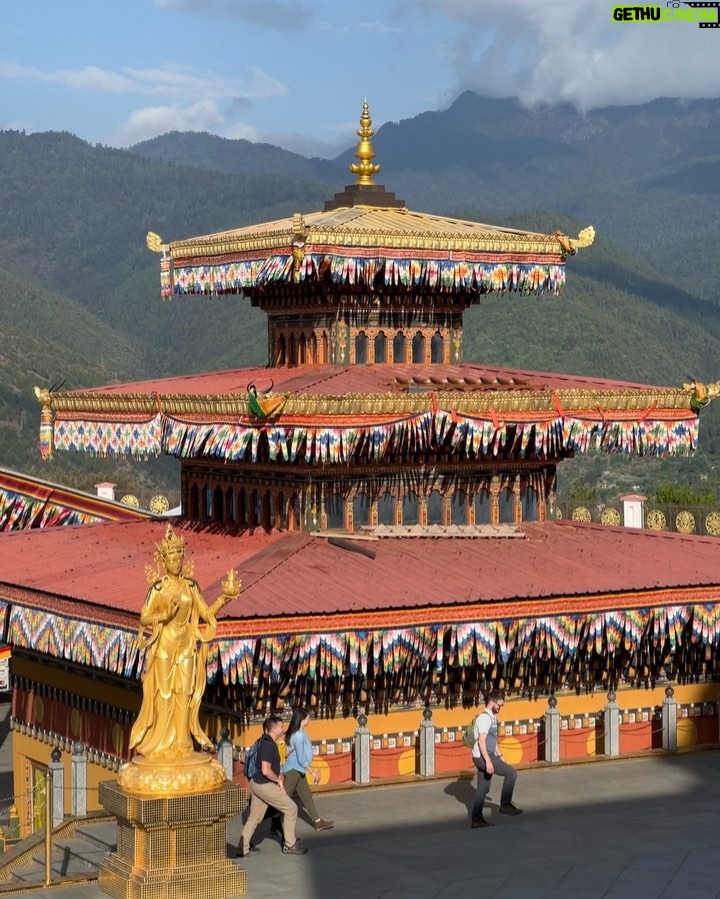 Patricia Garza Instagram - GRACIAS 🗻🏔️🛖🏕️ Frío, calor, cordales, acantilados, senderos reducidos, piedras, escalones, 4000 mts de altura y muchos km caminados de subida, de bajada y en picada que te harán sentir que se te acaba el oxígeno, pero si logras cruzar esa barrera mental y permites que la montaña te transforme, se recarga la energía mágicamente y para siempre. #himalayas Bhutan