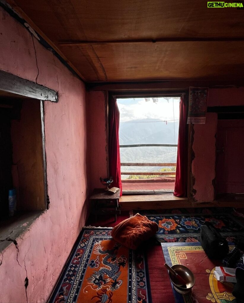 Patricia Garza Instagram - GRACIAS 🗻🏔️🛖🏕️ Frío, calor, cordales, acantilados, senderos reducidos, piedras, escalones, 4000 mts de altura y muchos km caminados de subida, de bajada y en picada que te harán sentir que se te acaba el oxígeno, pero si logras cruzar esa barrera mental y permites que la montaña te transforme, se recarga la energía mágicamente y para siempre. #himalayas Bhutan