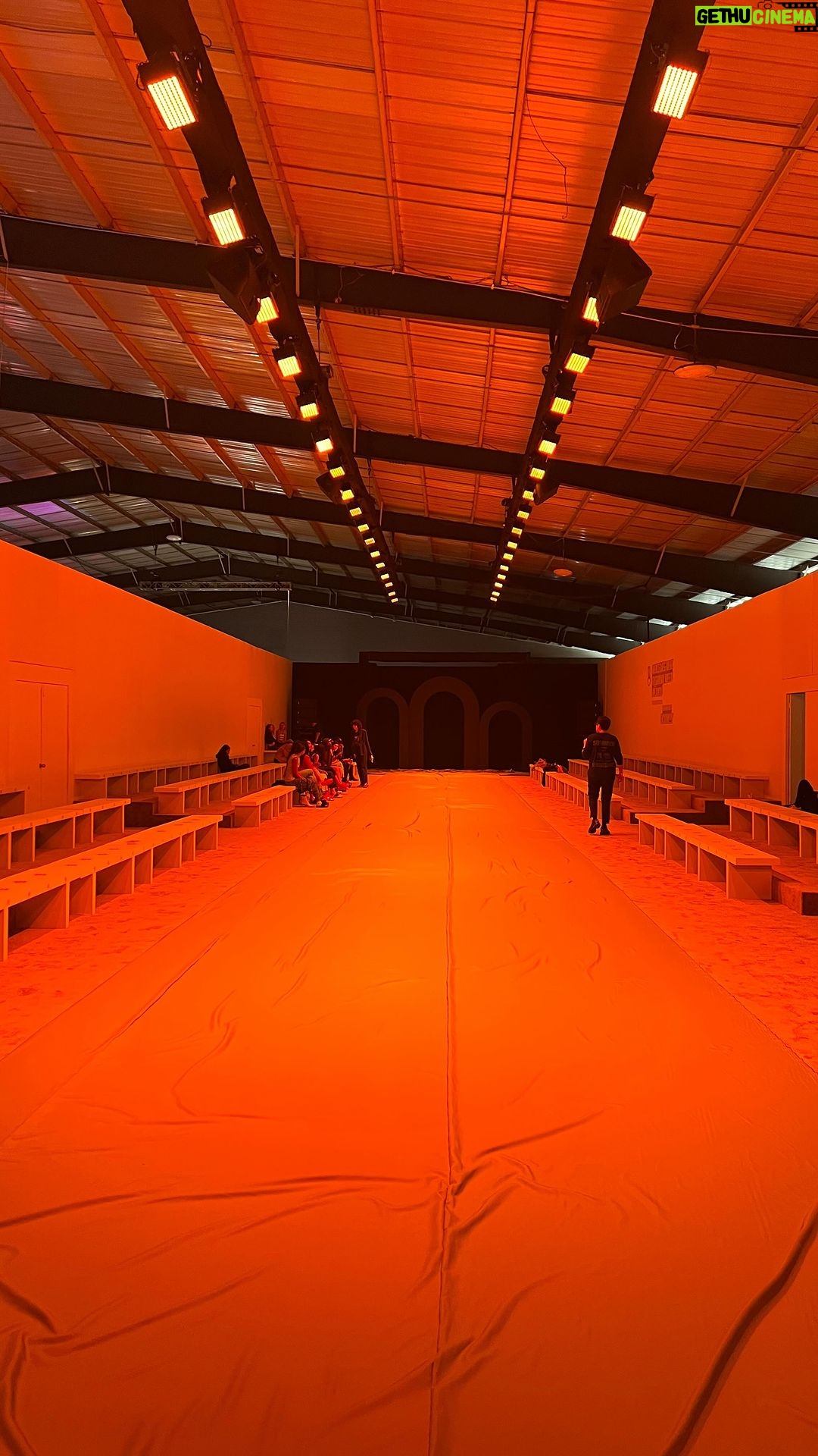 Patricia Garza Instagram - Backstage_ Porque hay mucho más pasando “detrás de” que los 20 minutos de un fashion show! El proceso se pone intenso pero para mí es lo más divertido. Ya lo que viene después de la pasarela es pura consecuencia. Gracias @raul_al @fashionweekmx @daniellavaldez1 @sorachilandia @curvyzelma @dora_la_exploradora_mx y a tod@s los modelos… me encantaría taggearlos. Manifiéstense. 🌹 a @erendiritas por ser la cereza más hermosa del pastel a @crocs.mexico a @sidejob_jewelry a @eze.capitulos y @baaautiia por la musica. A los makeup artists, fotógrafos, a todas las personas de backstage que hacen que la ropa salga impecable, en fin, a todos los que hacen que esto sea posible. A mi familia y amigos por hacerse presente, saben lo importante que es para mi sentirlos cerca en estos momentos. A N porque vino a ver lo que hace su madre por primera vez en un evento así de grande. A todo el equipo @hualingerie GRACIAS! Estoy muy agradecida y feliz.