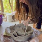 Patricia Garza Instagram - ANCIENT CALL_ 8 horas de concentración, creación y meditación activa resumidos en 1:20 min, lo dejo acá para aquellos que disfrutan como yo, ver el proceso sin prisa. Esta pieza me recuerda a la complejidad de todo lo que somos. Capas, capas, capas, cada una perfecta así como es y cómo fue. El barro y la cerámica, como la vida, se puede trabajar y moldear pero puede que el resultado no esté ni cerca de cómo lo imaginamos. Tal vez resulte algo mejor o simplemente lo que tiene que ser. 🤍✨ . . . . @ceramicsmagazine